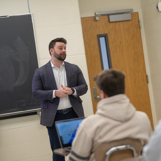 Economics Alumni speaks to current students about how to make their resumes stand out.